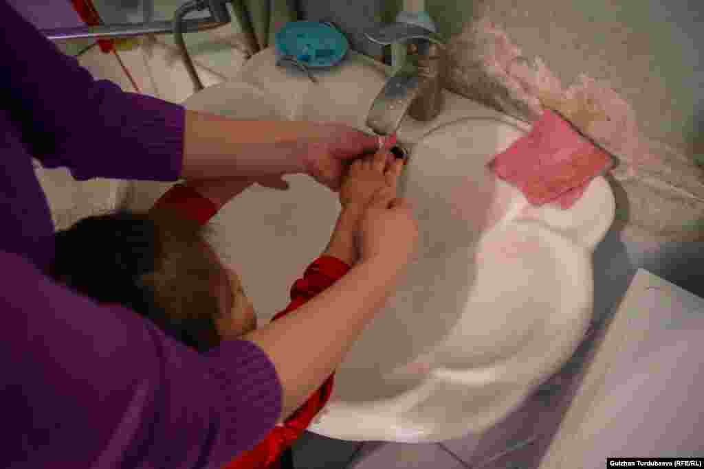 "Мектепти толук окуп бүтпөгөндүктөн, жогорку билимди да алган жокмун. Азыр билимиң жок болсо жумуш табуу кыйын экен. Анын үстүнө балдарыңа каралашкан киши жок. Балалуу аялдарды көптөр жумушка алгысы келбейт. Жада калса батирге дагы чыгуу да оор. Балдары менен төлөй албай калат деп киргизишпейт".