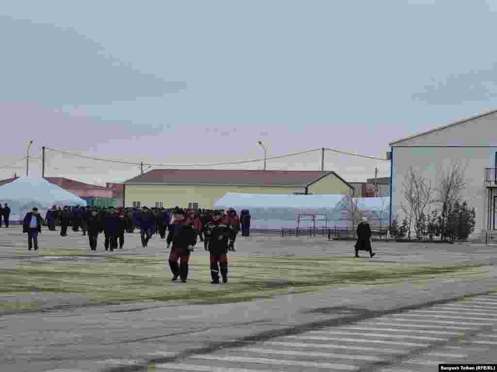 Билік өкілдері тарабынан шараға Жаңаөзен әкімі Мақсат Ибағаров қатысты. "Бұл шараны кім ұйымдастырды?" деген Азаттық тілшісінің сауалына әкім "мекеме жұмысшылары" деп жауап берді. Оның сөзіне қарағанда, жекелеген орындарда індетке байланысты бірқатар тыйымдар бар. Сол себепті мекеме жұмысшылары шараны осы жерге өткізуді ұйғарған. Жаңаөзен, 11 желтоқсан 2021 жыл.&nbsp;