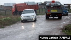 Дорога, соединяющая дачный массив "Жомарт" и село имени Мухаметжана Туймебаева. Алматинская область, 3 мая 2013 года.