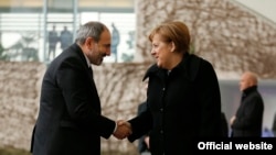 Գերմանիայի կանցլեր Անգելա Մերկելը ողջունում է Հայաստանի վարչապետ Նիկոլ Փաշինյանին, Բեռլին, 1-ը փետրվարի, 2020թ.