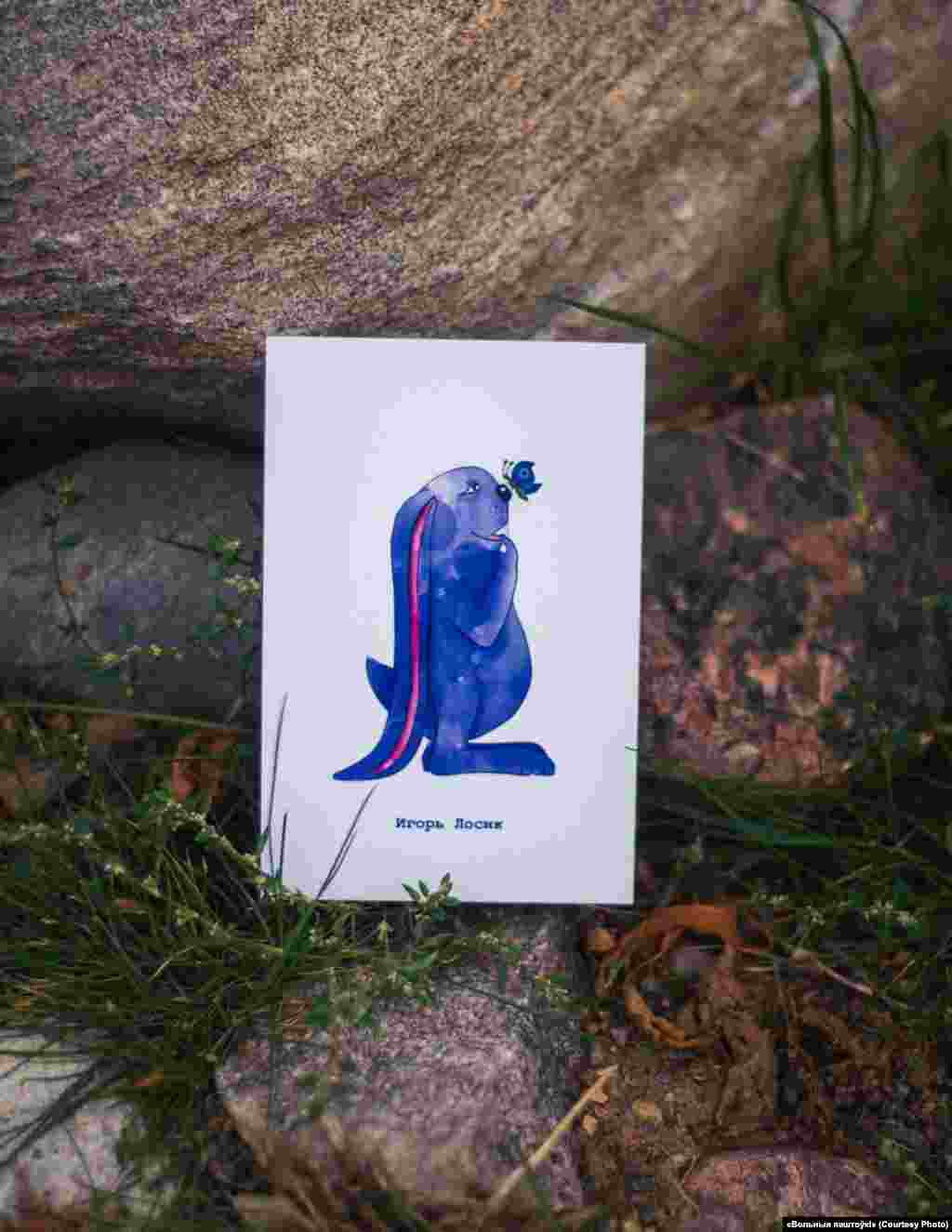 Листівка Ігоря Лосика. Білоруський блогер та консультант Радіо Свобода був затриманий у червні 2020 року. Його звинуватили у використанні свого популярного Telegram-каналу для &laquo;підготовки порушення громадського порядку&raquo;. 14 грудня його засудили до 15 років позбавлення волі. Президент Радіо Свобода/Радіо Вільна Європа Джеймі Флай закликав режим Лукашенка припинити переслідування, &laquo;яке заслуговує на засудження&raquo;, стосовно Лосика та інших журналістів. Дар'я каже, що волонтери отримали багато вдячних відгуків від ув'язнених