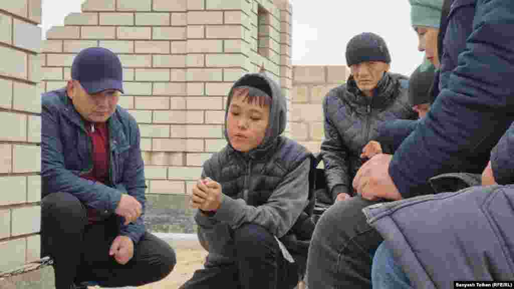 Белсенді Мұратбай Жұмағалиев зират басында "37 адам сотталған Жаңаөзен ісінің қайта тергелуін талап етеміз. Осыған дейін екі рет Ақордаға барып, хат тапсырдық. Жаңаөзен шындығы ашылуы тиіс! Бәз-біреулер билік кеткеннен кейін немесе кейін ашылады дейді. Бұл бос әңгіме. Қазір талап етпесек, ол ешқашан ашылмайды" деді. Суретте: Жиналғандар құран оқып отыр.&nbsp;