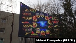 Театрдын сыртына орнотулган экран.