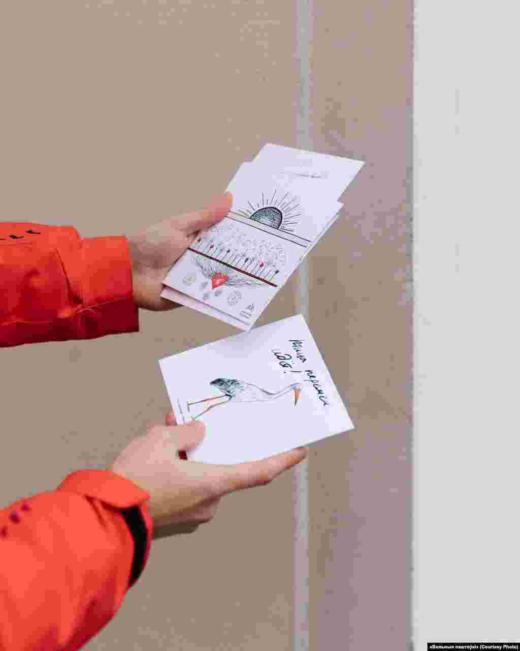 Проєкт розпочався з 10 листівок, які базувалися на малюнках політв'язнів. &laquo;Спершу це була просто гарна ідея. Першу партію надала дівчина, яка багато листується з політв'язнями. Потім ідея переросла у проєкт підтримки політв'язнів під назвою &laquo;Безкоштовні листівки&raquo;. Тепер ми робимо не лише листівки, але й футболки та сумки з принтами, набори листівок, проводимо різноманітні заходи&raquo;, &ndash; каже волонтер проєкту Дар'я