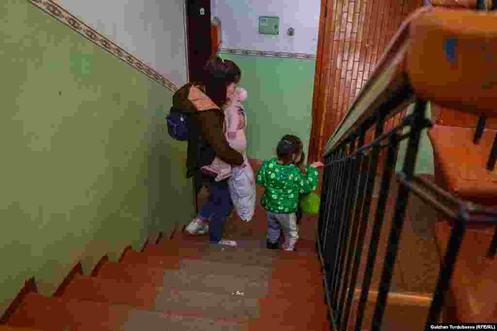 "Экинчи кызым төрөлгөндө күйөөм "эмнеге кыз эле төрөй бересиң" деп жаңжал чыгарчу болду. Эки кызымды алып үйдөн чыгып кеттим. Кризистик борборго барып жашадым. Жумуш таап, батирге чыгып жакшы эле иштеп жаткам... Пандемия башталып, карантинде жумушум токтоп калды".