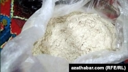 Döwlet dükanlarynda ilata satylýan un. Arhiw suraty