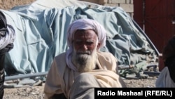 په خوست کې د وزیرستان يو کډوال چې د ملګرو ملتونو لخوا ويشل کېدونکي مرستې ته منتظر ناست دی - انځور له ارشیفه. 