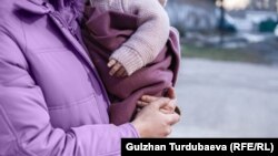 "Кыз төрөгөнүм үчүн урчу". Кызыл камчы күйөөдөн качкан Асел