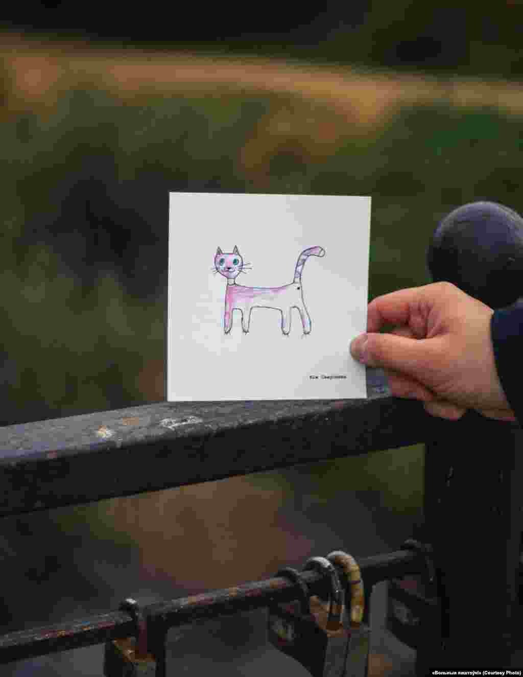 Дар'я зазначає, що надіслати листівку з простим текстом політв'язням у Білорусі можна за допомогою таких сайтів, як письмо.бел або Vkletochku.org. &laquo;Можливо, незабаром ви почнете отримувати відповіді і у вас з'явиться нова пристрасть &ndash; до написання листів у відповідь&raquo;, &ndash; каже волонтерка