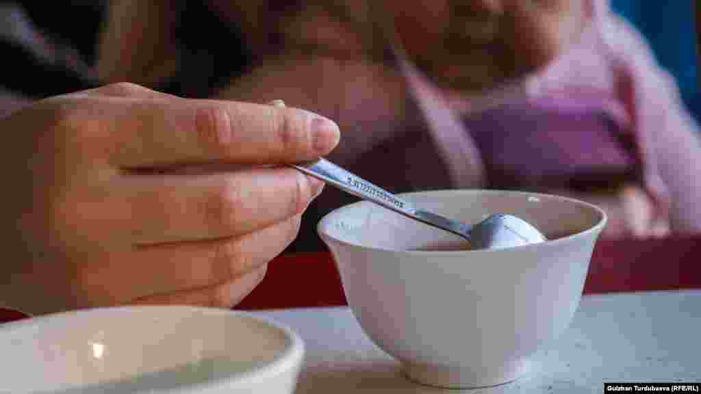 "Балким мамлекеттен колдоо болгондо мен күйөөмө кайтпай өз алдынча кыздарым менен оокат кылып кетмек белем... Азыр эми үч бала менен кайда барарымды, кимден жардам сурарымды билбей. Крзистик борбордо эки ай жашайсың дешти. Эки айдан кийин кайра күйөөмө кайтып баргым келбейт".