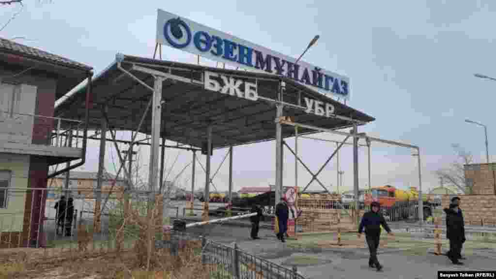 Еске алу шарасы Жаңаөзен оқиғасынан кейін құрылған "Өзенмұнайгаз" бұрғылау жұмыстары басқармасы мекемесінің алдындағы алаңда өтті. Алайда сенбі күні мекеменің алдына күзет қойылып, күзетшілер "әлдебір тізім бойынша" адамдарды кіргізді. Олар әуелі Азаттық тілшісіне де "тізімде жоқсың" деп кіргізбеуге тырысты, жұрт наразы болған соң кіргізді. Мекемеге кіреберіс, 11 желтоқсан 2021 жыл.&nbsp; 