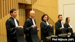 Нидерланд сотунда төрагалык кылган судья Хендрик Стенхейс (сол жактан экинчи)