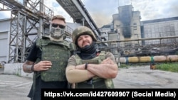 Без маски – Сергей Георгиев. С закрытым лицом – военкор РФ из Крыма Владислав Сергиенко, так же награжденный МО РФ как «Участник СВО»