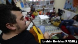 Fëmijët duke kënduar në qendër.