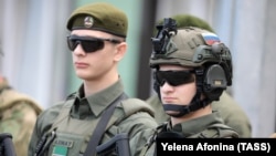 Нохчийчоьнан куьйгалхочун кIентий Эли, Ахьмад а (аьрру агIора аьтто агIоне) Оьрсийчоьнан президентан Путин Владимиран 70 шо кхачарна лерина Соьлжа-ГIалахь эскаран дIахIиттаршкахь, 2022-чу шеран гIадужу-бутт.