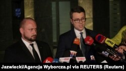 Петр Мюллер (на фото справа)