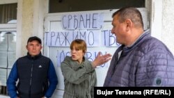 Pjesëmarrësit e protestës (majtas) Miodrag Vukeliq, (në mes) Biljana Marinkoviq, (djathtas) Rade Gjuriq.