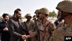 د بلوچستان وزيراعلا عبدالقدوس بزنجو له پوځيانو سره ګوري (انځور له ارشيفه)