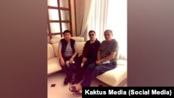 Депутат Жогорку Кенеша Акылбек Тумонбаев, президент Садыр Жапаров и предприниматель с неоднозначной репутацией Рой Азим (Информации, где и когда сделано фото, нет).