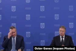 Președintele României, Klaus Iohannis, alături de prim-ministrul țării în timpul lansării Raportului „Limitarea schimbărilor climatice și a impactului lor: o abordare integrată pentru România”, 8 septembrie 2022.