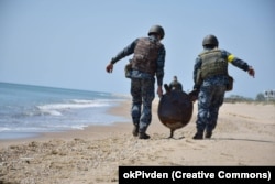 Військовослужбовці Військово-морських сил України під час розмінування морського узбережжя. Оіто 2022 року. Фото Оперативного командування «Південь»