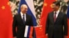 Flamujt e Rusisë dhe Kinës teksa në sfond të fotografisë shihen dy udhëheqësit e këtyre shteteve të cilët kanë marrë pjesë në një samit në Pekin më 2014. 