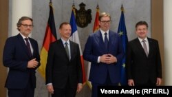 Presidenti i  Serbisë, Aleksandar Vuçiq, bashkë me të dërguarin e posaçëm të Bashkimit Evropian për dialogun Kosovë-Serbi, Mirosllav Lajçak, dhe këshilltarët e Gjermanisë dhe Francës për këtë dialog, Jenns Plettner dhe Emmanuel Beaune. Beograd, 9 shtator 2022. 
