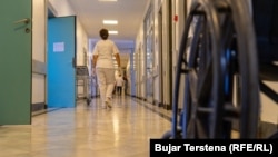 Punonjëse shëndetësore në korridorin e një prej klinikave të QKUK-së. Fotografi nga arkivi.