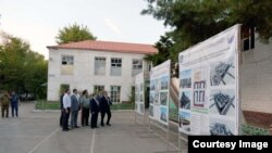 Министрлер кабинетинин төрагасы Акылбек Жапаров №47 абактын ордуна курулуучу социалдык турак жай комплексинин долбоору менен таанышууда. Бишкек. Сентябрь, 2022-жыл.