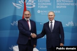 ნიკოლ ფაშინიანი და ვლადიმირ პუტინი