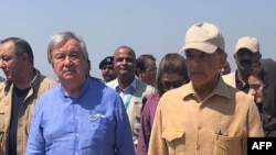 د ملګرو ملتونو مشر انتونيو ګوتېرېش او د پاکستان وزيراعظم شهباز شريف د سيند صوبې د سکر سیمې دوره کړي: انځور د سېپټېمبر ۱۰مه، کال ۲۰۲۲