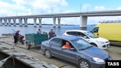 Жители Херсона на понтонной переправе через Днепр