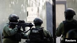 Njësitë policore shqiptare duke hyrë në Ambasadën iraniane në Tiranë. 8 shtator 2022.