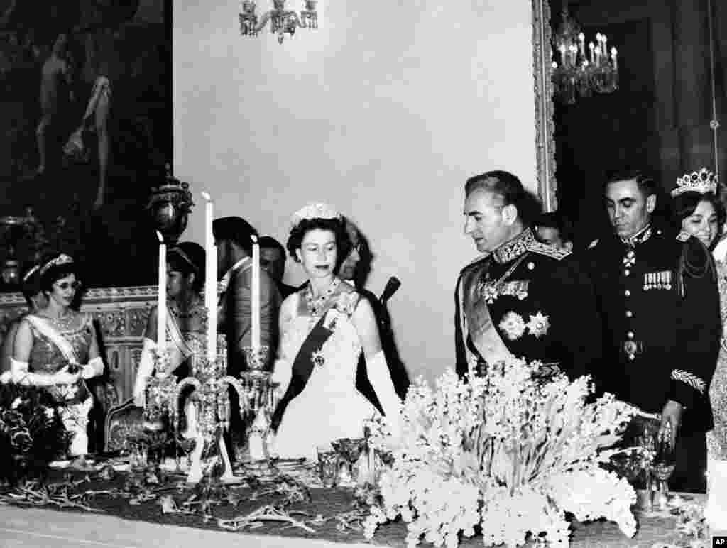 Елизавета II Иран шаһы Мөхәммәт Реза Пәхләви белән, Тәһран, 1961 ел