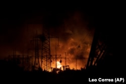 Un incendiu a făcut ravagii într-o centrală electrică din Harkov, lovită într-un atac al forțelor ruse, pe 11 septembrie 2022. Orașul părea să se afle sub o pană totală de curent, fără ca lumina să fie vizibilă în oraș.
