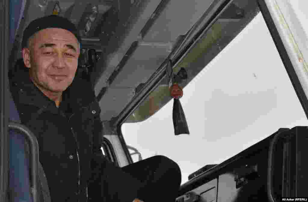 Ақтөбе облысы Байғанин ауданы "Ақжар-Восток" кәсіпорнының көлік жүргізушісі Айдос Иванов боранда екі тәулік жүріп жеткен "Ақтөбе мұнай өңдеу" зауыты территориясына таңертеңнен бері кіре алмай тұрғанын айтады. Ақтөбе, 7 желтоқсан 2016 жыл.