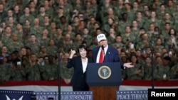 Președintele SUA, Donald Trump, și prim-ministra japoneză, Sanae Takaichi, vizitează baza Marinei SUA de la Yokosuka (28 octombrie 2025)
