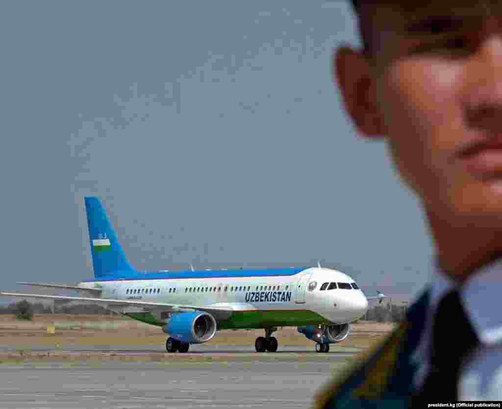 "Манас" аба майданынан Улуттук гвардиянын ардак кароолунун коштоосунда өзбек президенти жана анын жубайы Зироатхан Мирзиёеваны кыргыз лидери жубайы Раиса Атамбаева менен бирге тосуп алышты.