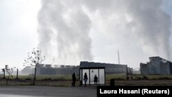 O stație de autobuz în apropierea unei centrale electrice din nordul capitalei Kosovoului, Pristina, lângă orașul Obilic, 28 octombrie 2021.