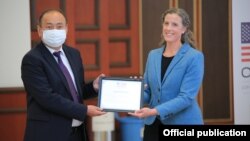 Кыргызстандын саламаттык сактоо министри Алымкадыр Бейшеналиев менен АКШнын убактылуу ишенимдүү өкүлү Соната Култер.