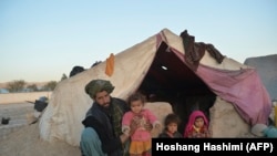 آرشیف - یک خانواده بیجا شده داخلی در ولایت بادغیس