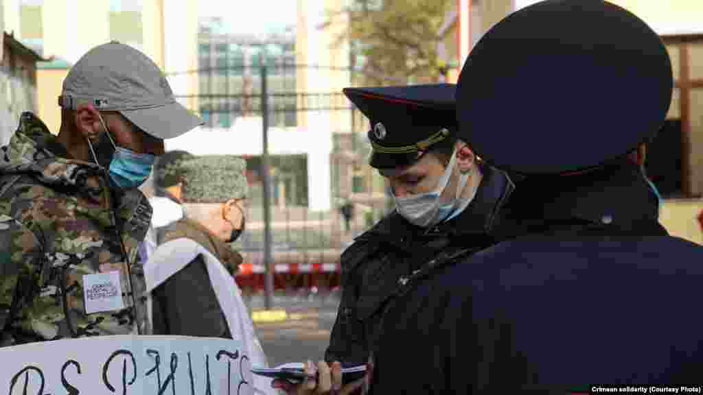 Силовики попереджали про те, що потрібно дотримуватись маскового режиму у зв'язку з пандемією. А також неодноразово вимагали від присутніх розійтися