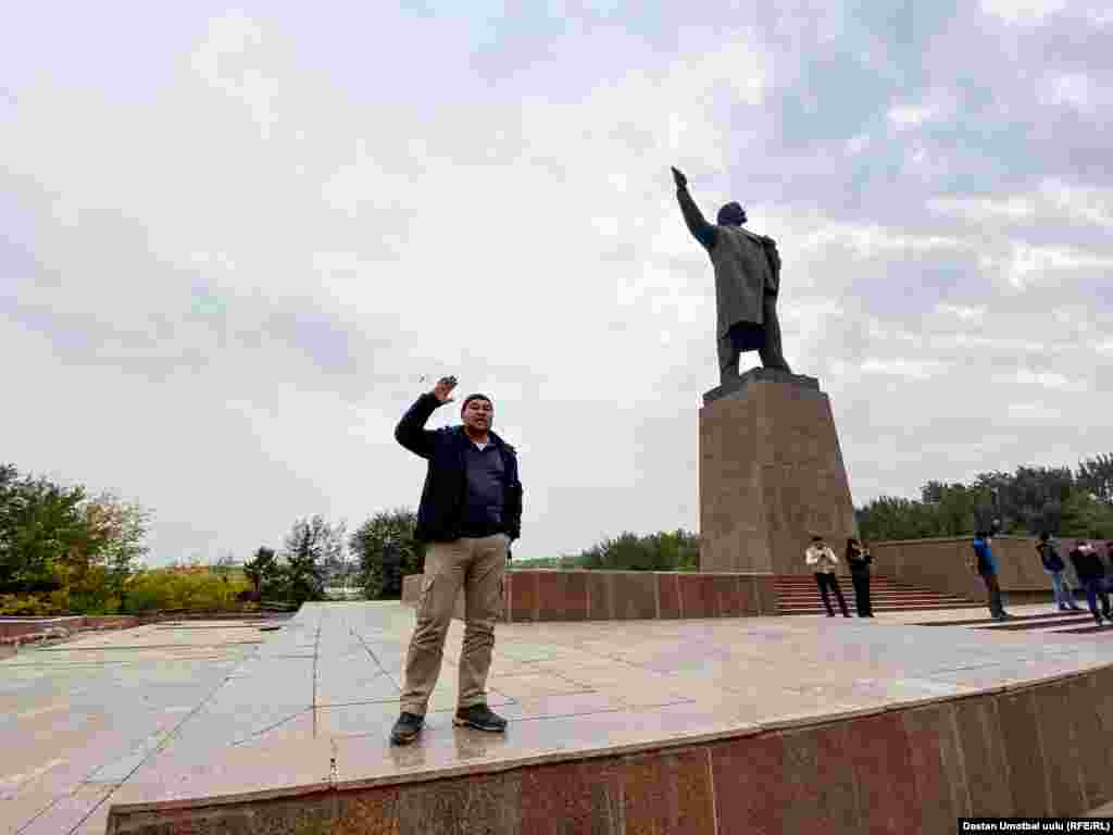 ​Митингди Сооронбай Жээнбековдун тарапташтары баштаганы менен &quot;Сороонбай кетсин!&quot; деген кыйкырыктар байма-бай айтылып жатты. Сүрөттөгү кишиге микрофон берилбей, аны трибунадан кетирүү аракети болгонуна карабай &quot;Таза шайлоо болгон жок!&quot; деп кыйкырып жатты. 08:37 6-октябрь, 2020-жыл.
