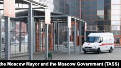 Москвадагы коронавируска чалдыккандарды дарылоочу убактылуу медициналык жай.