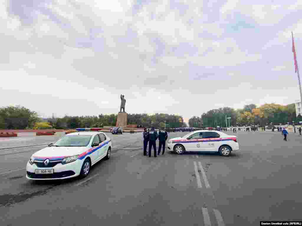 Күбөлөрдүн айтымында, таңкы саат 3-4төр чамасында эле аянтка үн жаңырткычтар коюлуп, митинг өткөрүүгө кам ура башташкан. 07:33, 6-октябрь, 2020-жыл.