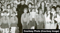 Un grup de copiii alături de cuplul Nicolae și Elena Ceaușescu, cei care au condus România timp de un sfert de veac.