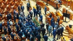 În Parlament, regulile de distanțare nu sunt respectate