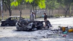 د کابل پوهنتون جنوبي دروازې ته څېرمه د چاودنې د ځای یو انځور