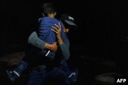 Баласын көтөрүп бараткан мигрант. Мексика. 9-июль, 2021-жыл.