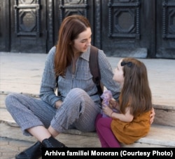 Fiica Oana și nepoata Carolina a poetului Ion Monoran